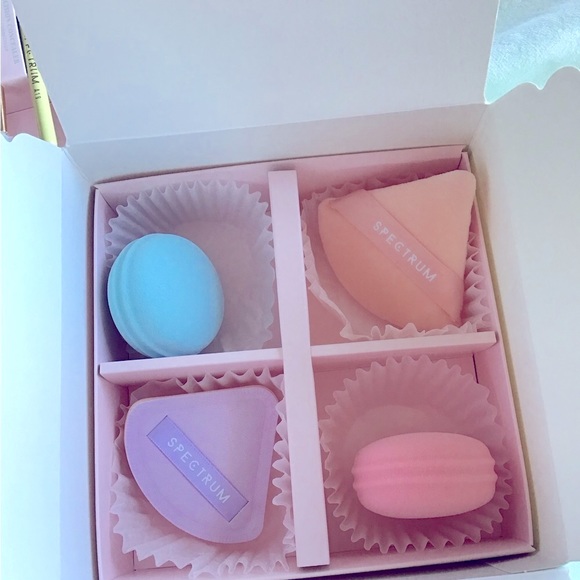 Patisserie Spectrum Limited box with 5 pastel brushes and macaron shaped sponges - Picture 3 of 5